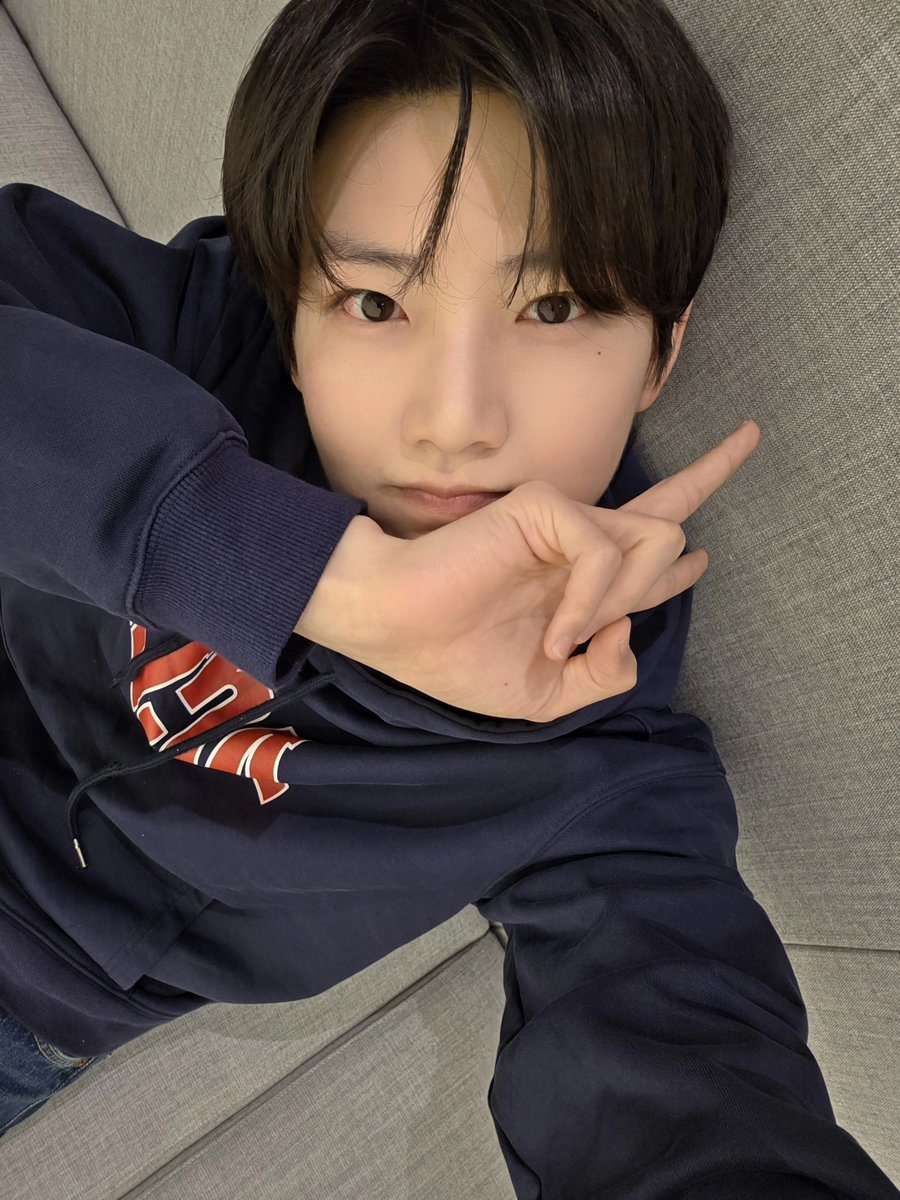 오늘 얼굴 너무 맘에들뀨...💕💕
후드티 입은 거 너무좋뀨...💙💙