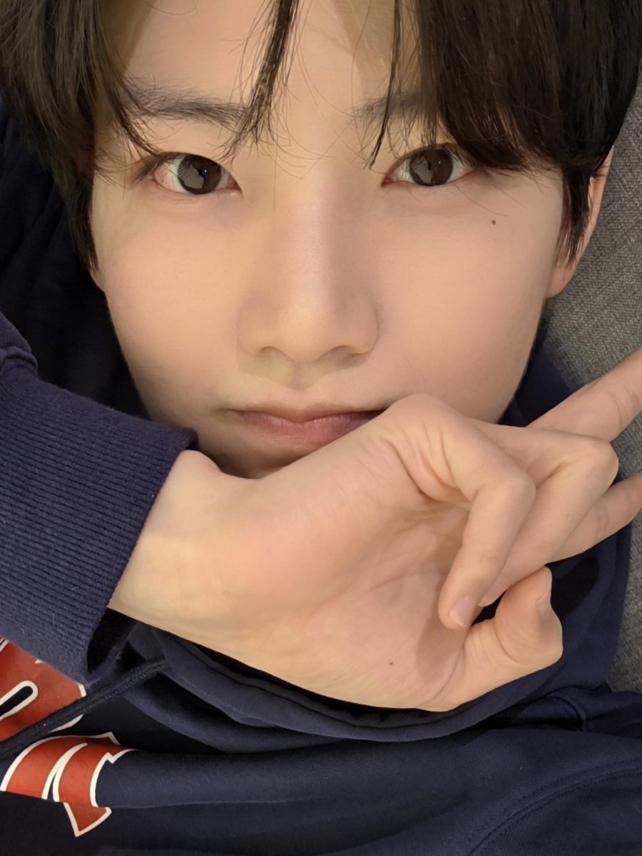 입꾹하고 사진 찍은거 왜 이렇게 기욥지ㅋㅋ