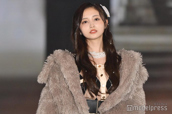 Rakuten GirlsAward 2025 A/W💜🩷】 乃木坂46井上和、スリットから脚