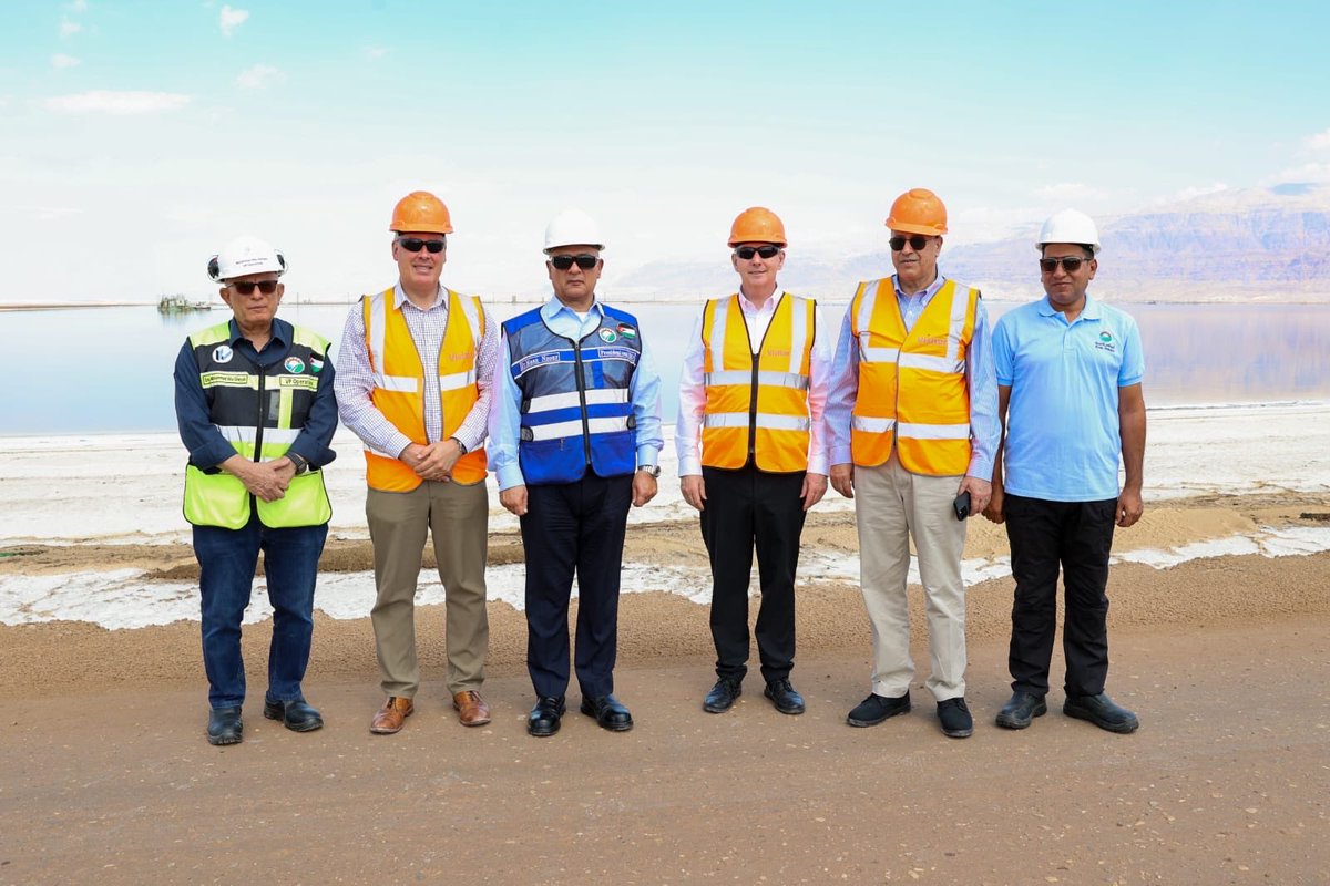 السفيران الكندي والأسترالي يزوران شركة البوتاس العربية في غور الصافي
ويطلّعان على استراتيجيتها التوسعية ودورها في سوق الأسمدة العالمي
 
 استقبل رئيس مجلس إدارة شركة البوتاس العربية المهندس شحادة أبو هديب والرئيس التنفيذي الدكتور معن النسور، السفير الكندي لوي-مارتن أوميه والسفير