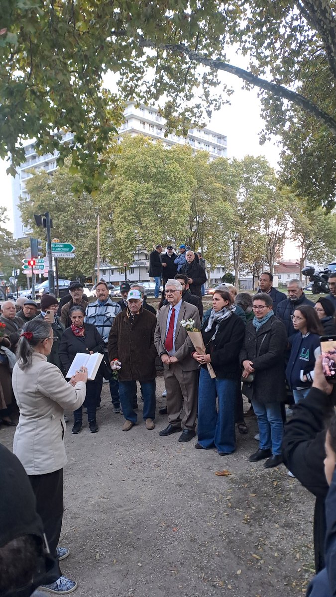 EELV_Clichy's tweet photo. Moment émouvant hier à la commémoration des massacres du #17octobre1961 

Des dizaines de personnes étaient présentes. Clichy se souvient. https://t.co/tsURVGuTvb