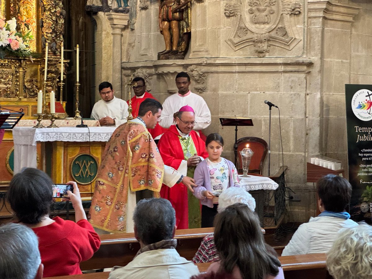 Preciosa jornada en Laguardia para celebrar el Jubileo de la Esperanza. Agradezco al alcalde por su bienvenida y a los párrocos de Rioja Alavesa por su colaboración en este día. Cuando venimos aquí, ante la Virgen del Pilar, sabemos que tenemos Madre y eso siempre es una alegría.