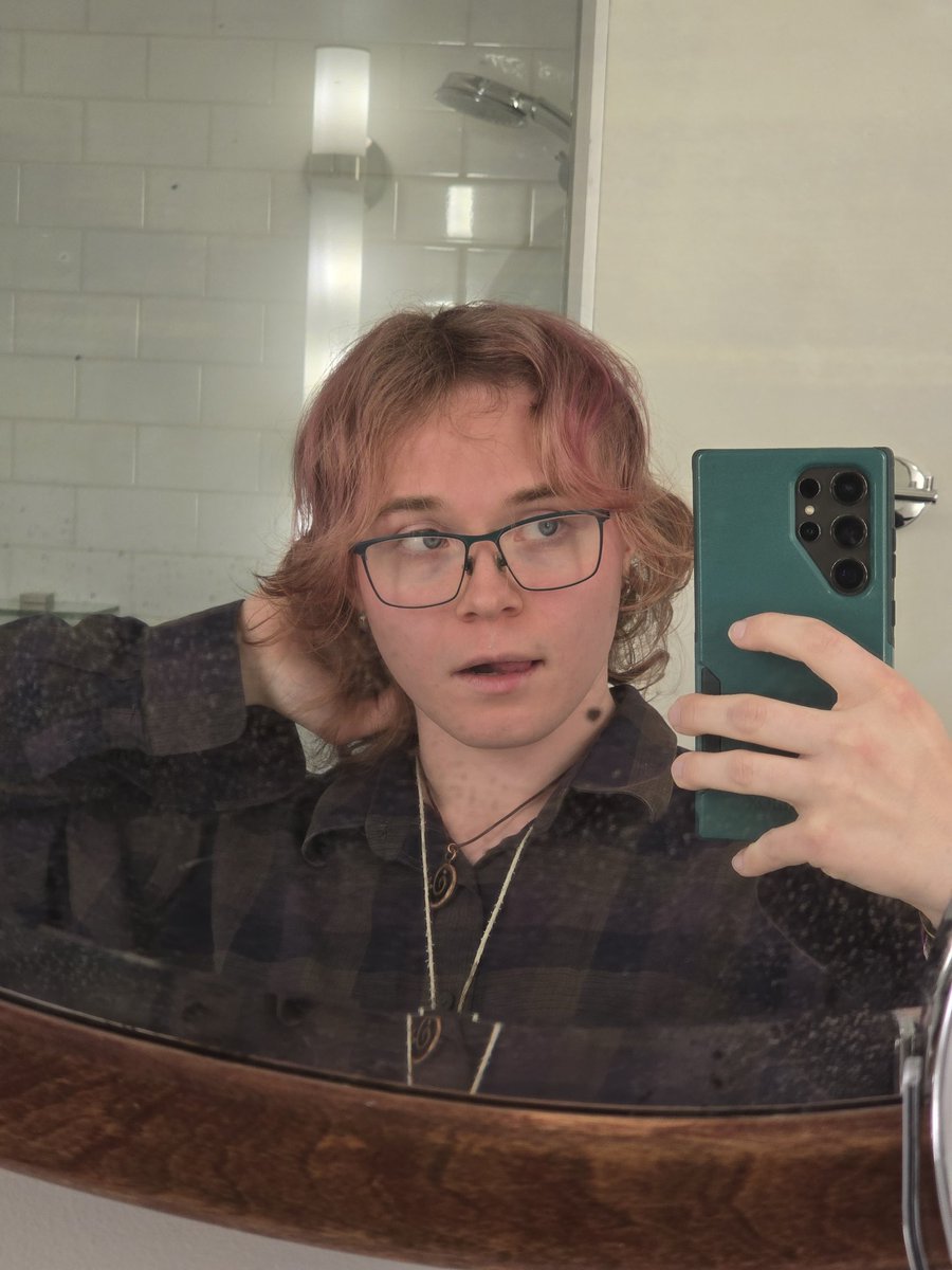 _marsdust's tweet image. girl who hasnt showered in a week