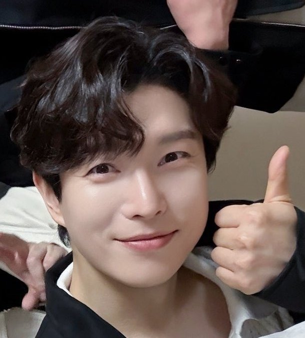 돌리면 묘하게 형오가 얼굴에 보임