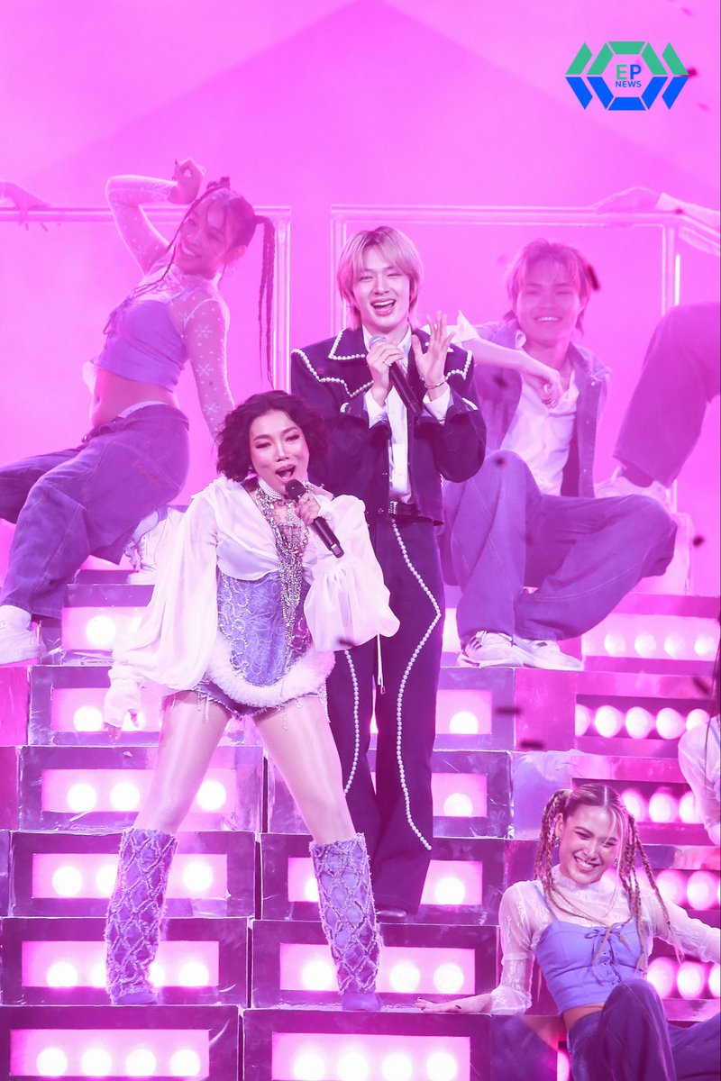 epnewsonline's tweet image. “นุนิว ชวรินทร์” แขกรับเชิญคนที่สามร่วมแสดงในงานคอนเสิร์ต Jula’s Herb | presents DA20th CONCERT “The Endorphine Effect”

CHAWARIN x DA Day1
#DA20ConcertxNuNewD1

#JulasHerbXDA20Concert
#NuNew #DA20thConcert 
#TheEndorphineEffect