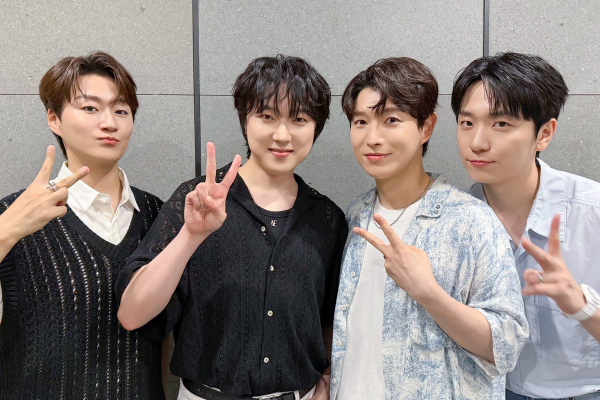 우리미 오늘 이너 형오 별밤에서 입었던거네ㅋㅋ