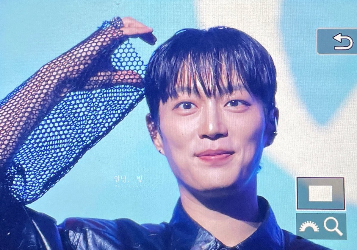 HILI5HT's tweet photo. 251018 딩고뮤직콘서트

Q.두 사진의 공통점은?
A.
📢😫윤두준
📢😭귀여워

#하이라이트 #HIGHLIGHT
#비스트 #BEAST #윤두준 #두준 #YOONDUJUN https://t.co/E29pd14AFG