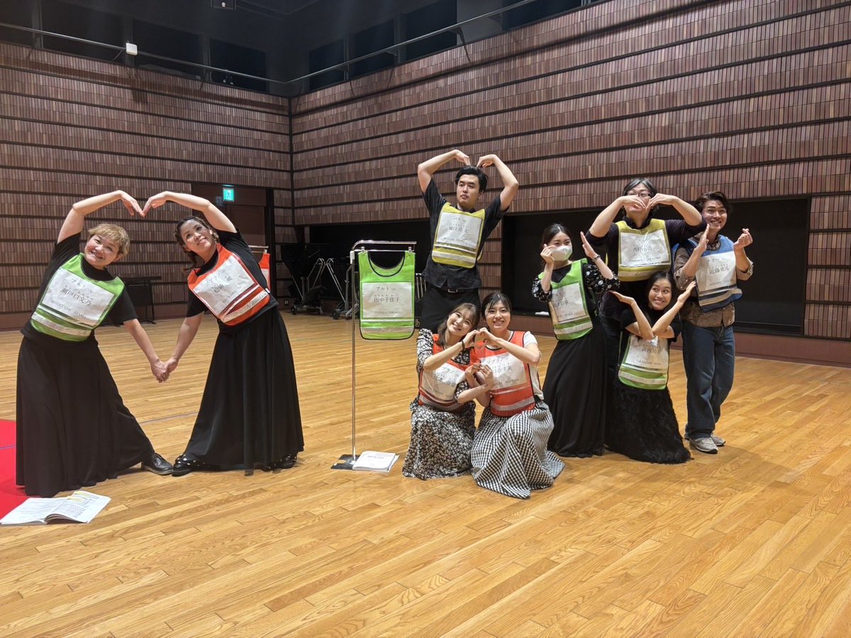 geigeki_opera's tweet photo. 🧡💛関西公演も稽古中💛🧡

2025年度全国共同制作オペラ #愛の妙薬 は、3都市にて開催いたします✨

11/9東京芸術劇場の次は👉関西公演😆

💘11/16フェニーチェ堺
💘1/18ロームシアター京都

関西2公演に出演する、堺＋京都公演特別合唱団も稽古が始まっております🙌
(関西組も楽しそう！😆) https://t.co/pTOCH9NfeJ