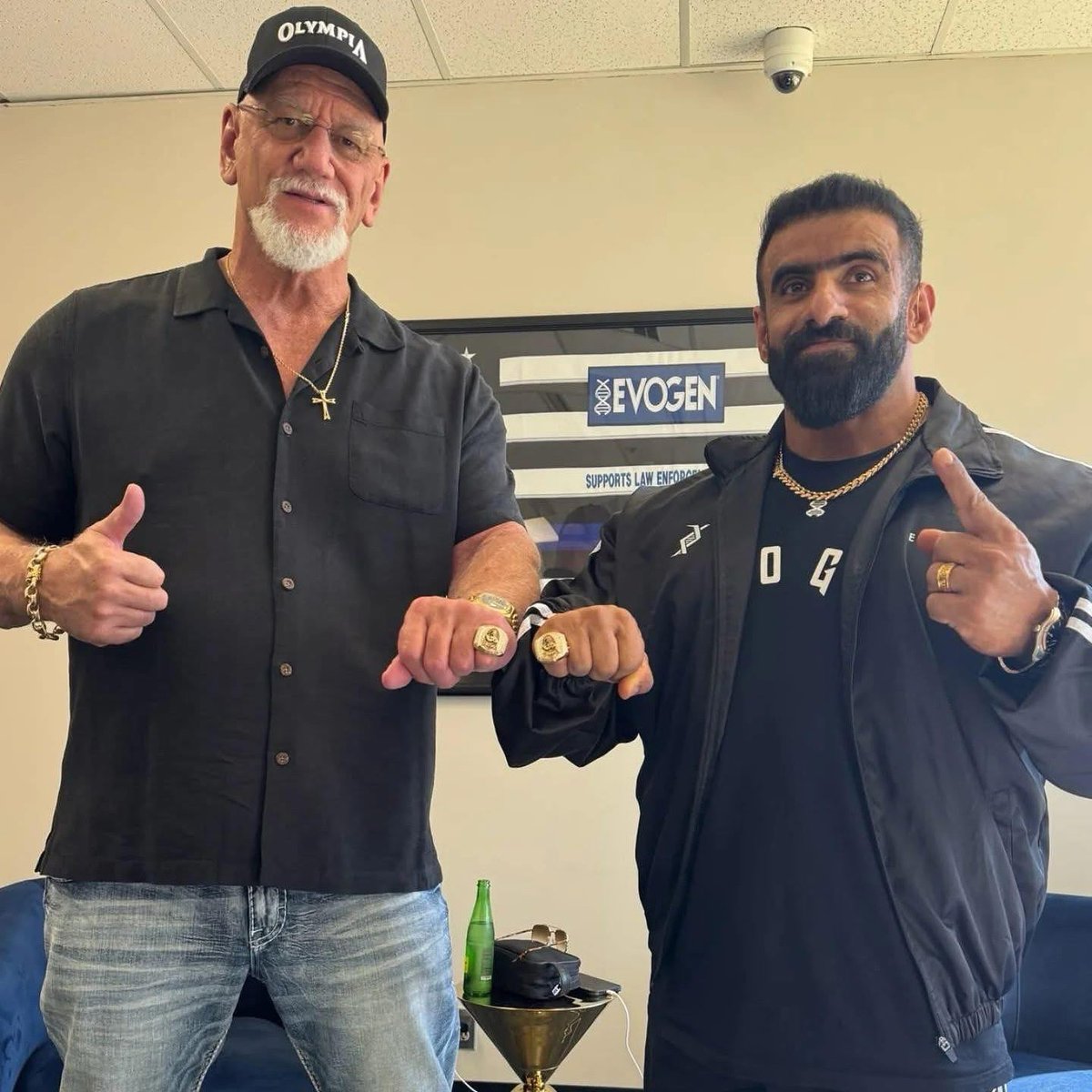 وهذه صورة دليل علي ان تم سرقة اللقب من هاذي شوبان

رئيس  بطوله مستر اولمبيا #جاك_ود يعطي هادي شوبان خاتم مستر اولمبيا الرمزي 

#وحش_ليبيا #libyan_monster