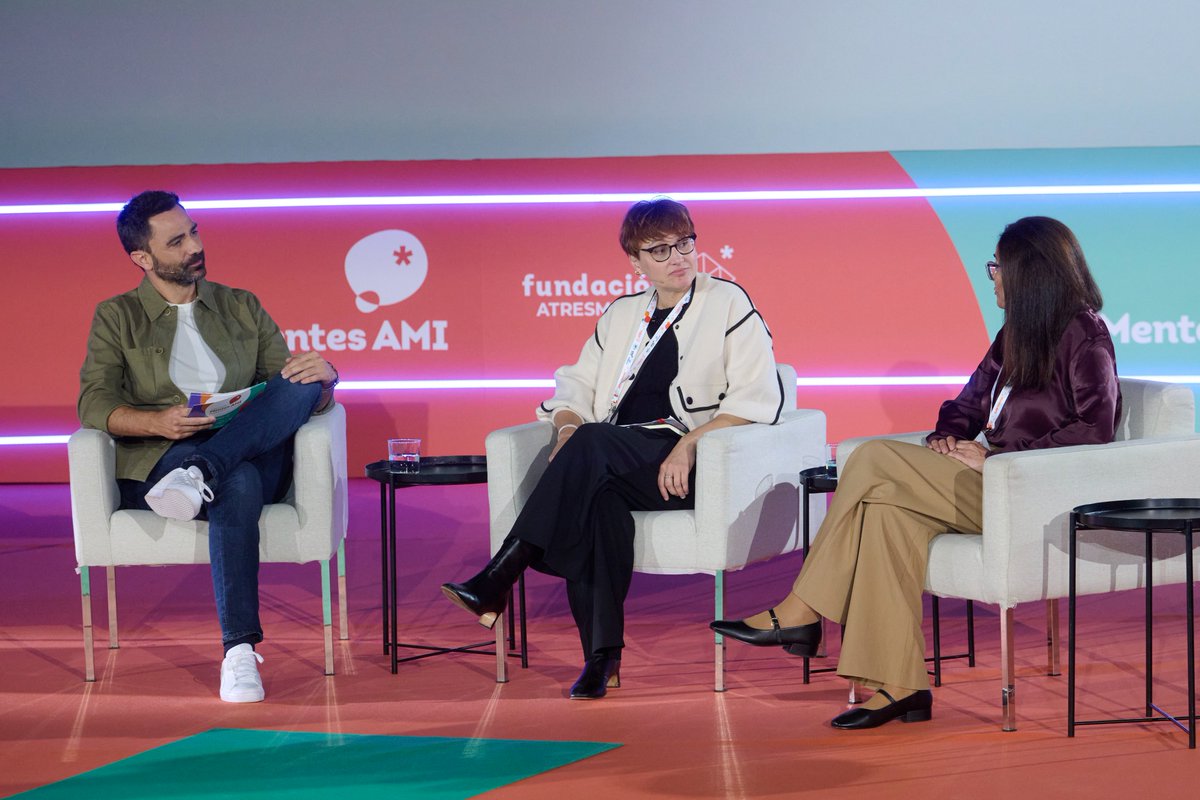 Seguimos con la mesa redonda “La integración de las tecnologías digitales en la educación: desafíos y controversias” por Ainara Zubillaga, directora en Educación Fundación Cotec, y Eva Bailén, Ing. Telecomunicaciones y exprofesora de ESO.