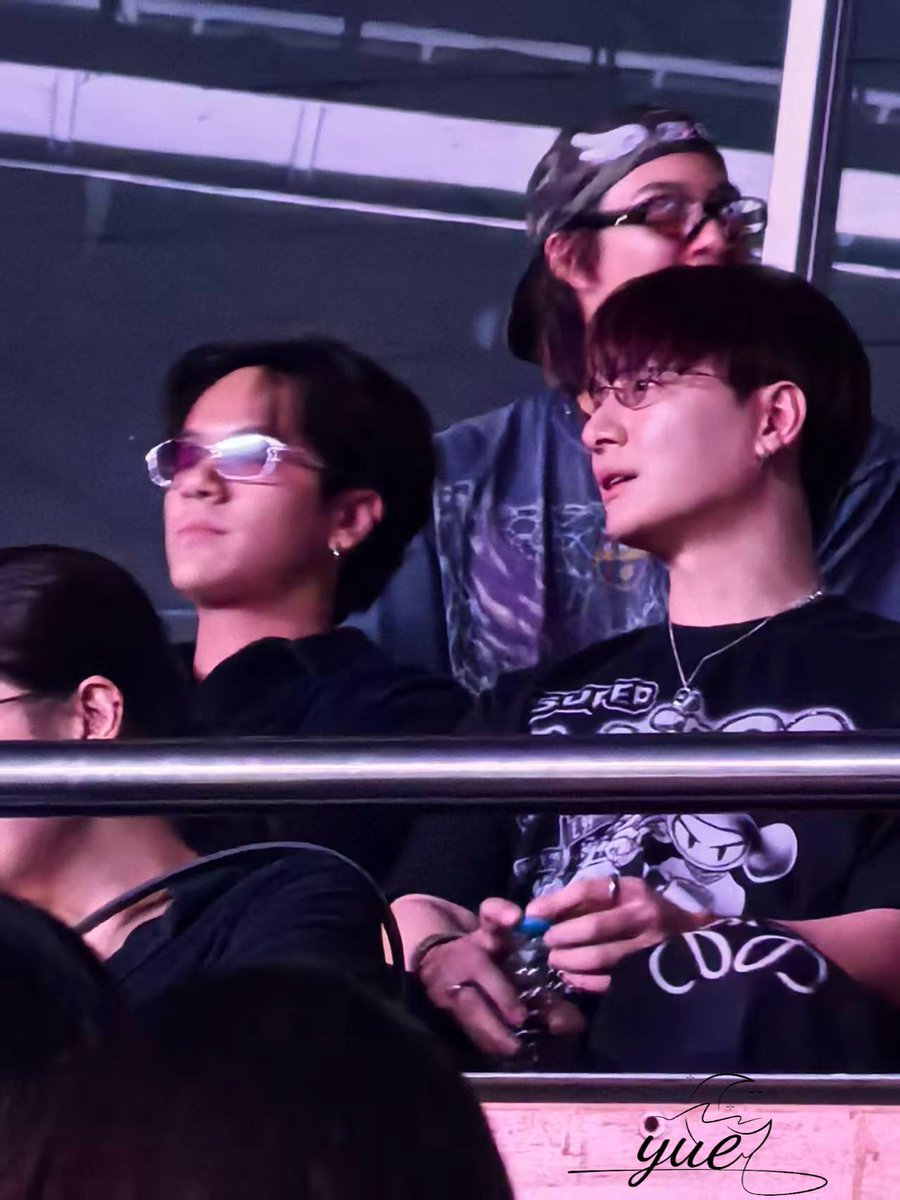 una_2S's tweet image. ちゃんと予告通り、2人ともコンサートに来てるし、さらに誕生会もしてる〜🧁✨️✨️
#KristSingto
Cr:panu.spk&amp;amp;Cr:on pic🙏