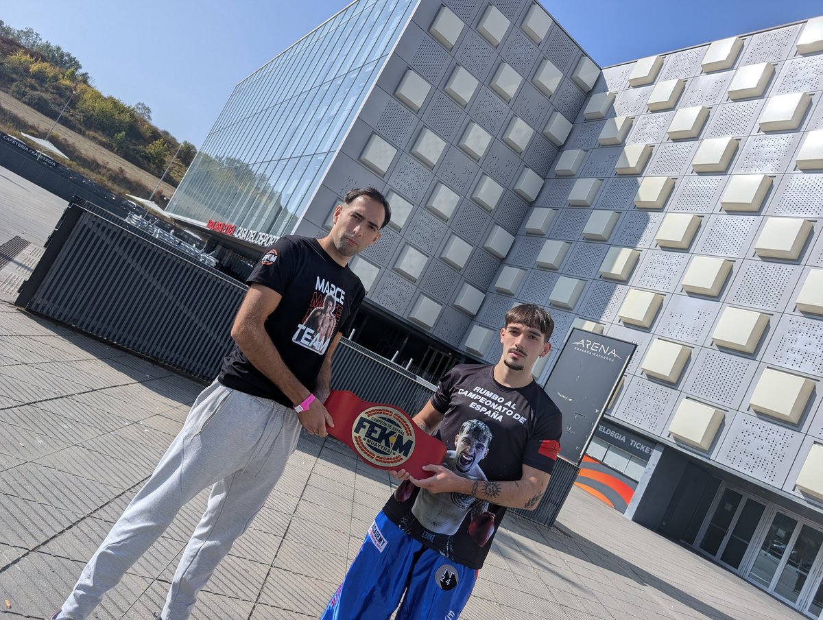 Todo listo en Pamplona para que los hermanos txantreanos Mikel y Ion Fernández peleen por el cinturón del estadio Omnoi y por el del mundo respectivamente.

El navarro Alex Torreguitart lo hará x el campeonato de España.

#MuayThai <a href="/diarioas/">Diario AS</a> <a href="/marca/">MARCA</a> <a href="/DiariodeNavarra/">Diario de Navarra</a> <a href="/eitbkirolak/">EITB Kirolak</a>