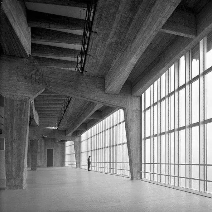 La Torre Pirelli. Magnífico edificio de Gio Ponti y Pier L. Nervi. La buena conjunción entre #arquitectos e #ingenieros produce estos efectos.
Aquí un artículo de <a href="/ArchDaily/">ArchDaily</a> con más imágenes.
buff.ly/bUm4g87