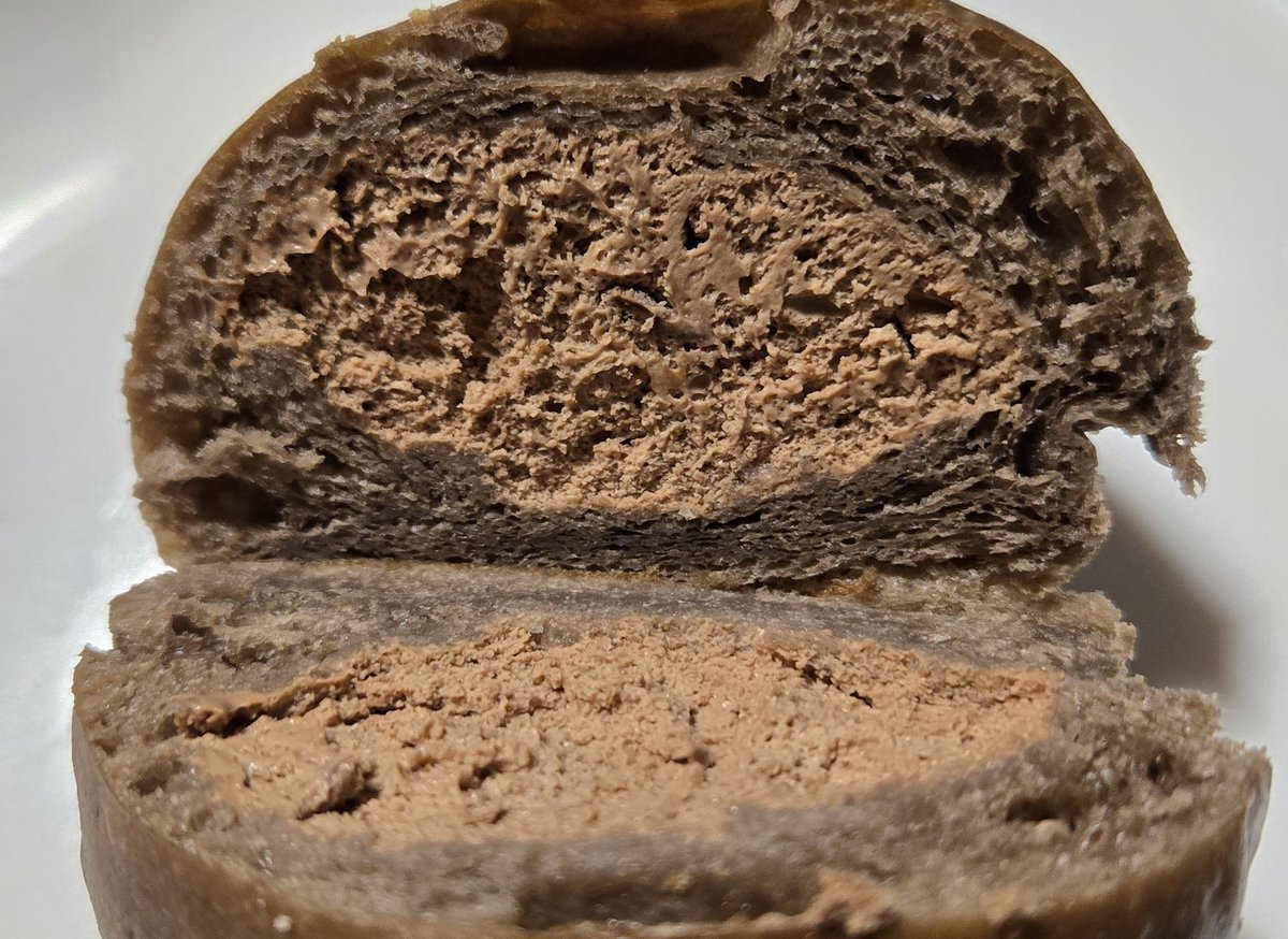 【クレームたっぷり！ふわもち冷やしクリームパン】
ローソン 192円 267kcal
4.5
これは何度たべてもおいしい
ふんわりもっちり薄皮なパン生地に
濃厚でコクのあるチョコホイップたっぷり
クリーム存分に堪能できめちゃうま