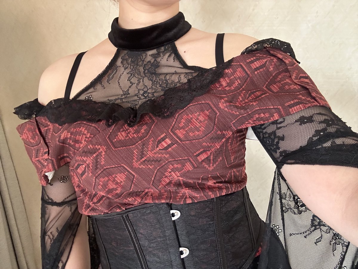 着物風ドレスを作っております。
(中に来てるドレスは既製品)