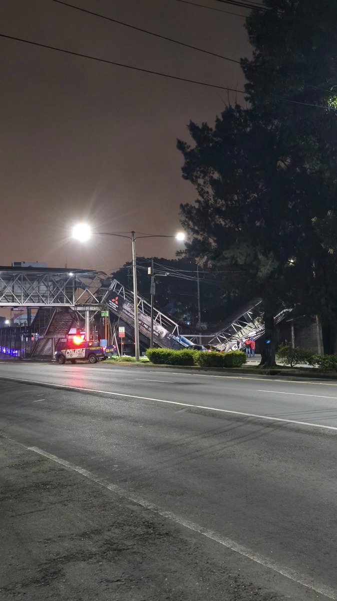 🚨 ÚLTIMA HORA | PASO CERRADO EN CALZADA RAÚL AGUILAR BATRES POR COLAPSO DE PASARELA
Grave incidente ocurrido esta mañana en la Calzada Raúl Aguilar Batres y 37 calle con dirección a la Ciudad de Guatemala.

Un vehículo de transporte pesado que trasladaba un cilindro de gran