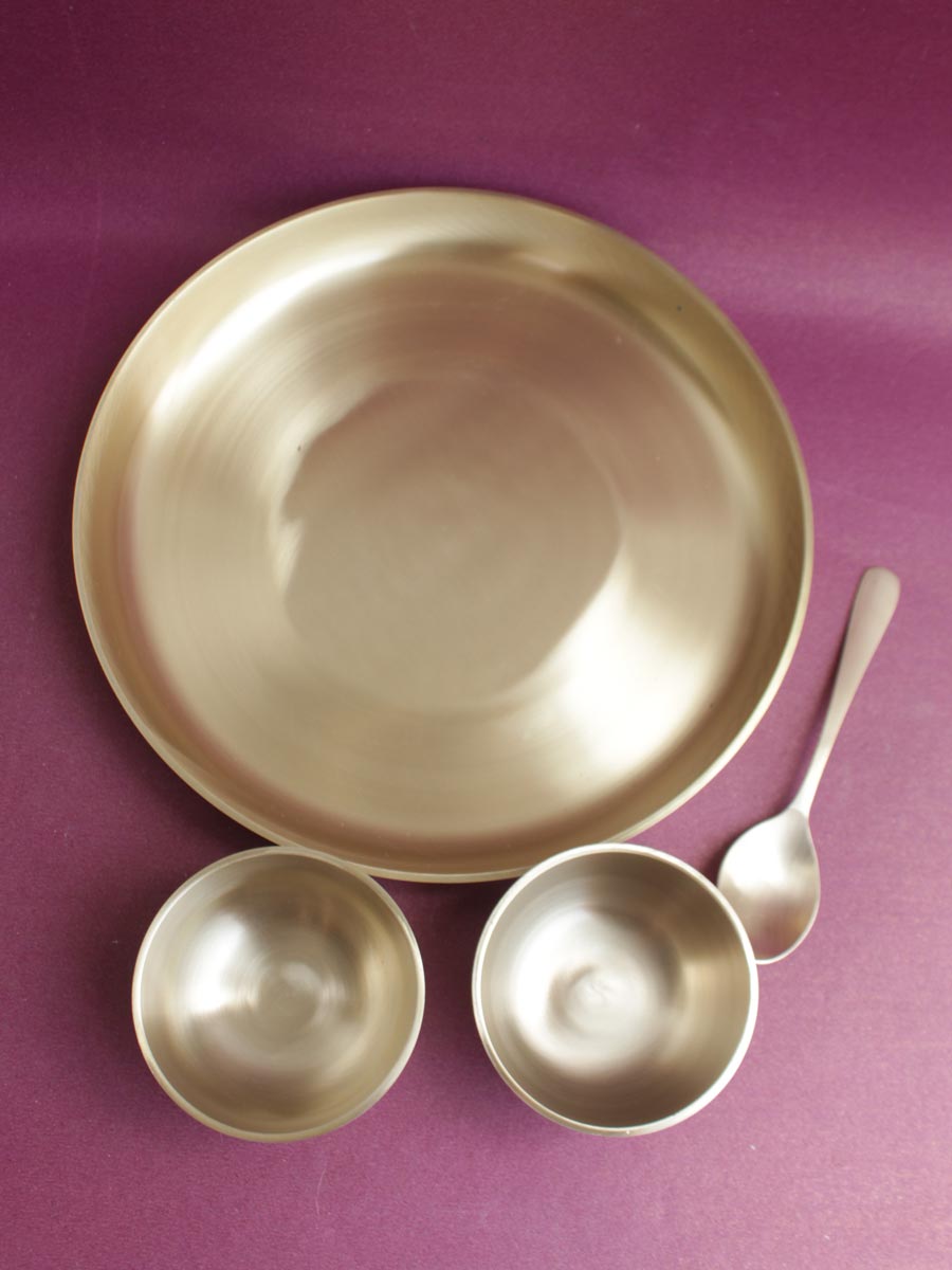 Shilphaat's tweet photo. Handcrafted, traditional Brass-Dinnerware
Elegant, Healthy, premium Brass Thali-set of 5 with matte finish
.
SHOP at https://t.co/0uWl2ZmIPK
.
https://t.co/cp92KKSv2i
.
#brass #traditionalwares #brassware #dinnerware 
#dinnerset #shilphaat https://t.co/9pp2cQKy2i