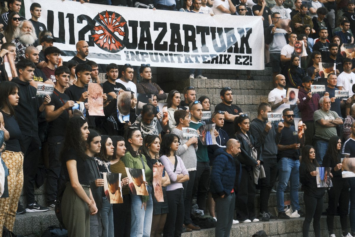 Gasteizen, Ertzaintzak urriaren 12an izandako jarrera bortitza salatu du jende andanak

30 bat lagun zauritu zituen. Kausa judiziala artxibatzea, Ertzaintzan barne-ikerketei ekitea eta instituzioek faxismoarekin duten konplizitatea moztea exijitu dute

🔗gedar.eus/aktualitatea/g…