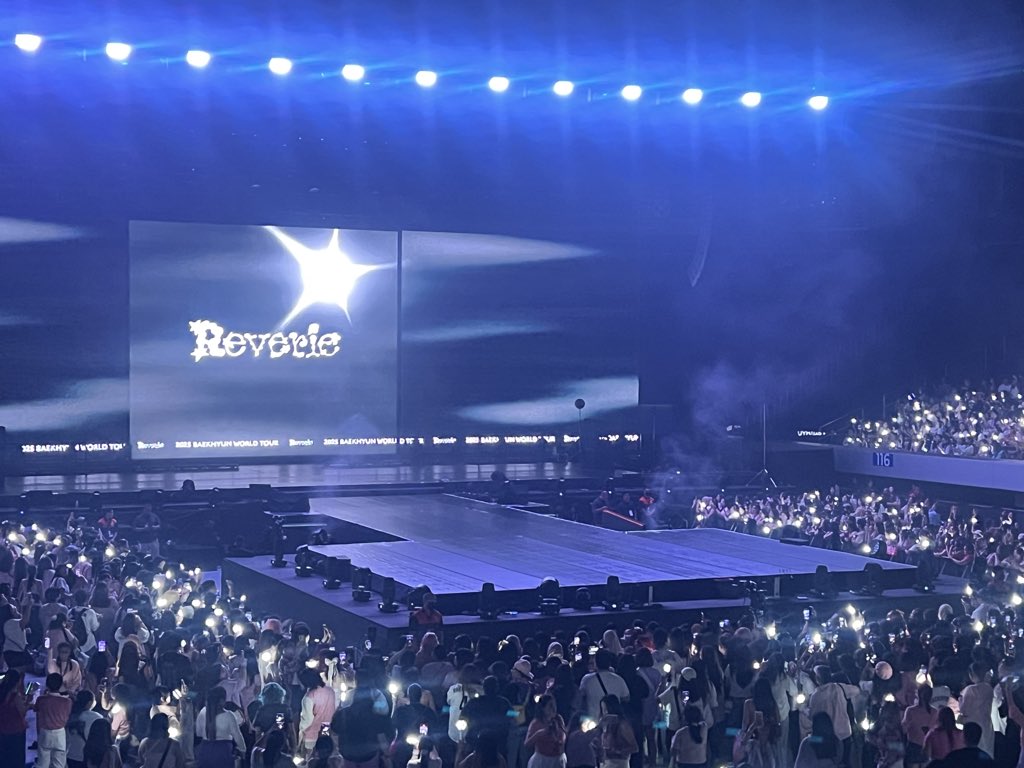 SILVER OCEAN FOR BAEKHYUNIE 🥺🤍

Thousands of Filipino EXO-Ls gather at MOA Arena to watch K-pop star Baekhyun’s “Reverie” concert on Saturday. 

Baekhyun’s show in Manila tonight is part of his first solo world tour, presented by CDM Entertainment. (Photos by Anna Barlam/The