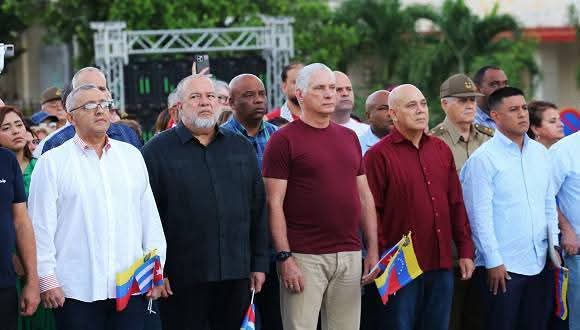 Más de 4.3 millones de firmas son un grito conjunto contra la injerencia y a favor de la paz.
Reafirmamos que los destinos de Venezuela y Cuba los deciden sus pueblos.