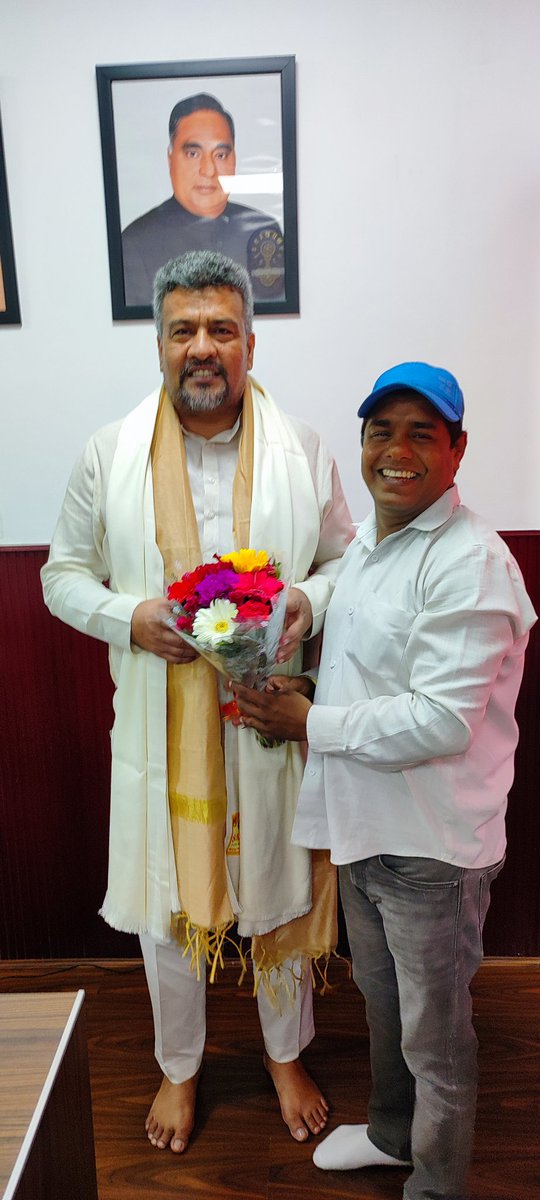 आज संगम विहार के आदरणीय एवं लोकप्रिय विधायक भाई Chandan Kumar Choudhary  जी से मुलाकात कर दीपावली की हार्दिक शुभकामनाएं प्रेषित कीं।
सौहार्द और आत्मीयता से भरी इस भेंट में क्षेत्र के विकास और जनता की सेवा से जुड़ी अनेक बातों पर सार्थक चर्चा हुई।

<a href="/BJP4Delhi/">BJP Delhi</a> <a href="/gupta_rekha/">Rekha Gupta</a>