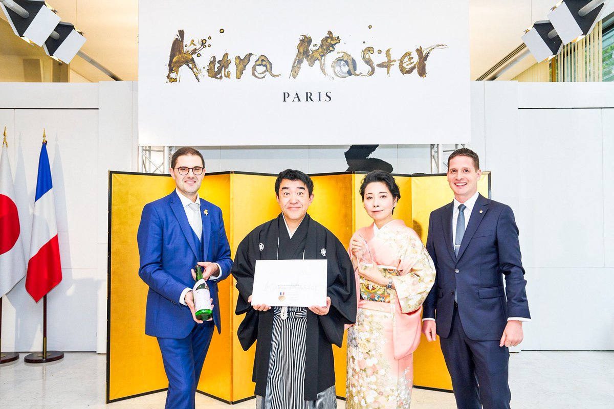 haneya777's tweet photo. 【ご報告】2025年KuraMaster純米酒部門１位🥇受賞いたしました‼️
世界最大規模の日本酒コンクールの一つ、「KuraMaster」。
昨年に続き、今年もフランスソムリエらが選ぶ世界最大級の日本酒コンクールKuraMaster2025におきまして、純米部門1位（審査員賞）に選ばれる栄誉に与りました。1,083点中上位、何と0.7％以内に授与される貴重な賞となっております。そして、同日本酒が2年連続審査員の受賞はKura Master史上初です。部門トップである審査員賞は本年を含めて実に４回受賞いたしました。

☆受賞酒
【羽根屋　純米吟醸富の香(とみのかおり)】
富の香」は、富山県が開発したオリジナル酒造好適米で、栽培の難しさより入手困難な幻の酒米ともいわれております。とりわけ弊社は、富山の酒米生産者「萩中 智(はぎなか さとる)」氏が栽培している「富の香」を唯一扱う酒蔵です。萩中氏が手掛けた富の香で、「羽根屋 純米吟醸 富の香」は国内外で幾度も輝かしい成績を修めました。

☆KuraMasterとは☆
審査員はフランス国家が最高職人の資格を証明するMOFの保有者をはじめ、フランスの一流ホテルのトップソムリエや���ーマン、カービスト またレストラン、ホテル、料理学校関係者など飲食業界のプロフェッショナルで構成されています。
第一回目より審査員長を務めておりますのは2022年フランス最優秀ソムリエ、フランス国家最優秀職人章MOFが授与されたグザビエ・チュイザ氏です。
毎年１０００点を超える日本酒が出品され、各部門のトップは狭き門となっています。

今年もこのような貴重な賞をいただけましたことは、日頃ご支援くださる皆様と、素晴らしい酒米栽培のために心血を注いでくださる生産者の皆様、そして、より素晴らしいクオリティを目指して身を削って日々醸造、管理に携わるスタッフのおかげと
深く深く感謝申し上げます。
この度重なる機会を生かし、日本酒と日本の伝統文化の素晴らしさ、日本の風土や心意気の美しさを
国内外の方にお伝えできるようより一層力を尽くして参ります。
引き続きご指導ご鞭撻のほどよろしくお願い申し上げます。

🌾羽根屋富の香は、受賞を記念してごく少量１０月下旬に発売を予定いたしております。お見かけの際はぜひお試しください。