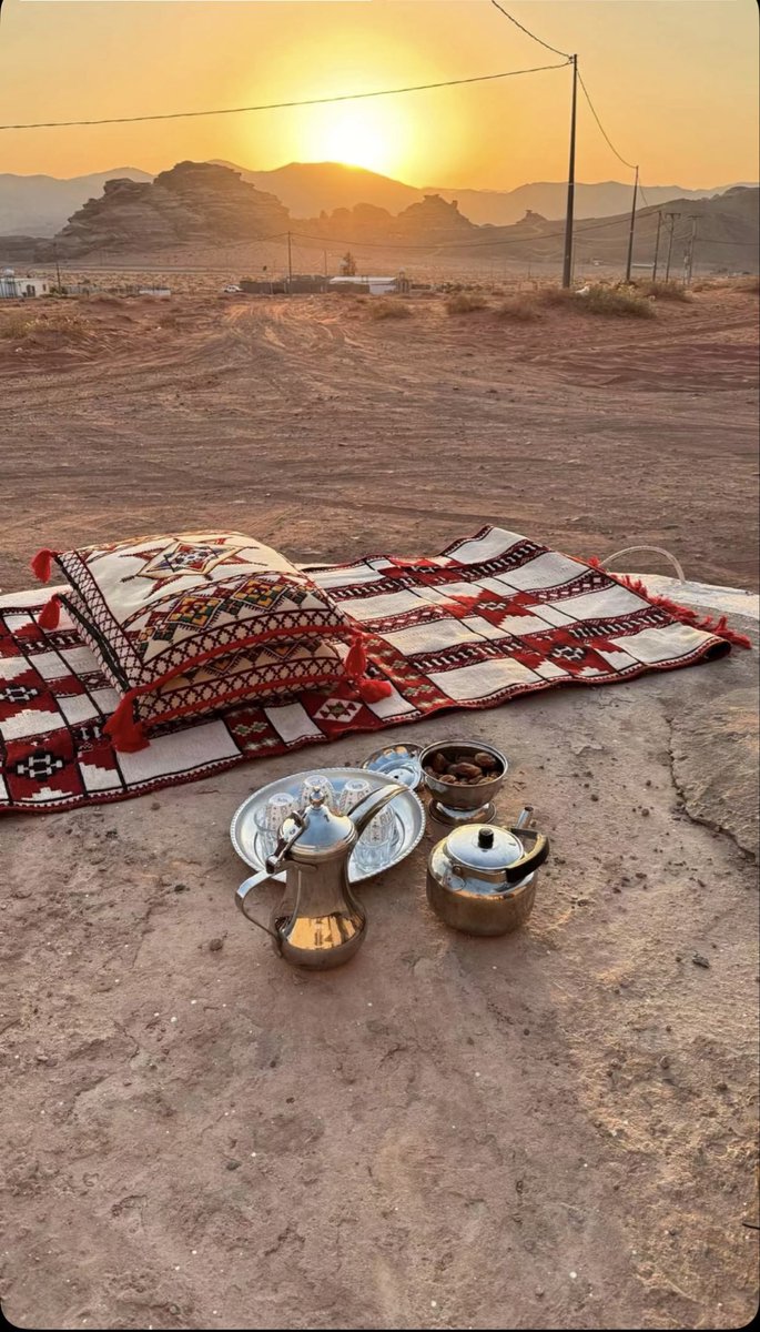 ما أقرب الله سبحانه وتعالى فقط تقول يارب ويجيبك، لا مكان يمنعك ولا زمان يربطك ولا رتب تحرمك ولا واسطة تذلك، الله يحب السؤال ويحب الشكوى إليه ويرفع العبد كلما سأله وأحبه ويصبح له له شأن خاص عند الملأ الأعلى، لا تملوا سؤاله ولا تلجأون لسواه فهو رب الفرج ورب العطية ورب كل شيء سبحانه