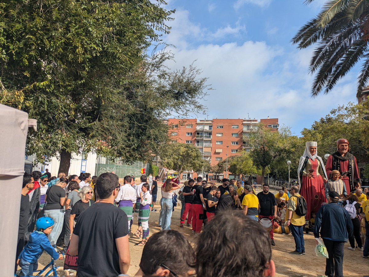 La plaça de Can Felipa plena de gom a gom per celebrar el #CorrellenguaSantMartí2025 ‼️

Celebrem la cultura popular, omplim els carrers!✊🏽