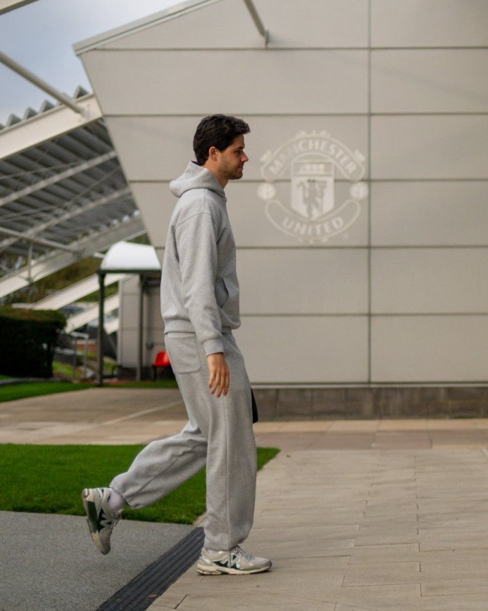 🚨 | Senne Lammens has asked to come into Carrington on days off for extra sessions, and he takes detailed notes after games and training. [<a href="/MailSport/">Daily Mail Sport</a>]