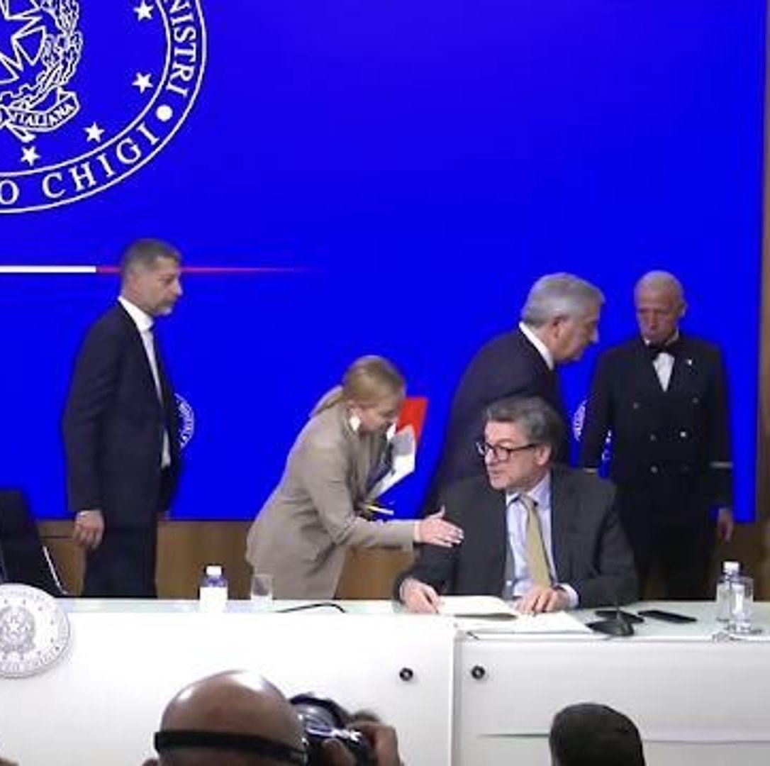 Capisco l'imbarazzo per l'aumento della pressione fiscale, l'innalzamento dell'età pensionabile e il no alla tassa sugli extraprofitti delle banche mentre spendono tutto in armi. Ma non si scappa così durante le domande di una conferenza stampa sulla Manovra lasciando solo il