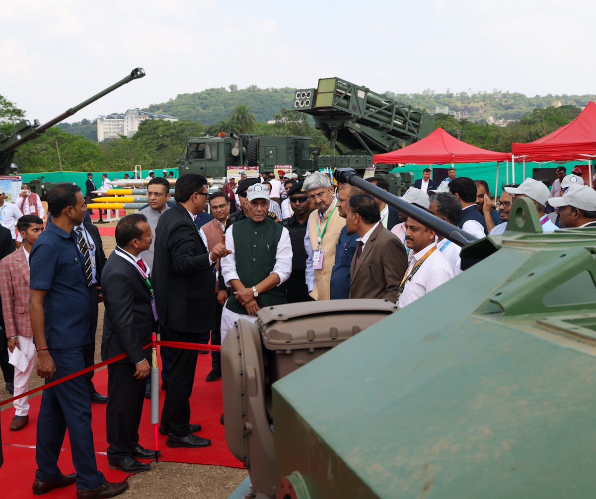 Peeche to dekho...peeche....
Mixed rocket type load on Pinaka!