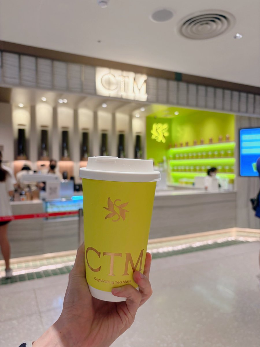 ในที่สุดก้อไม่มีคิว หลังจากรอมานาน 1 เดือน วันนี้เลยลองตัวที่ขายดีสุดก่อน ชานมอู่หลงนางงาม สั่งหวาน50% แต่รู้สึกยังหวานไปหน่อย ใครเปนบ้าง #ctm #Dusitcentralpark #รีวิวของกิน