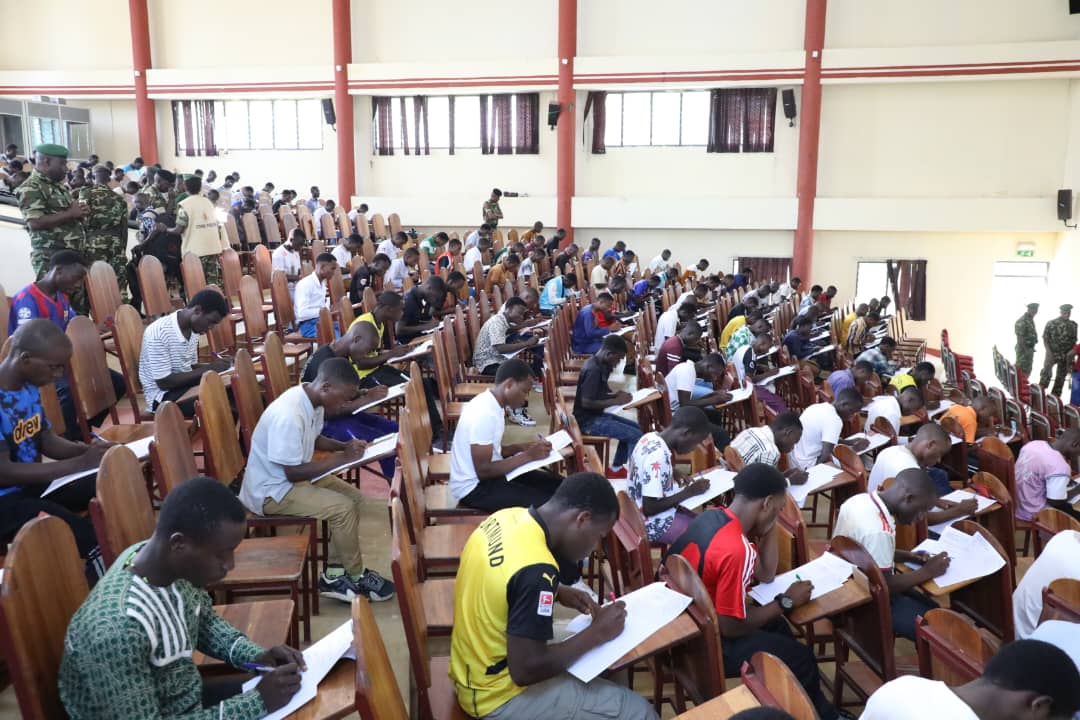 LeRenouveauBdi's tweet image. La @fdnbbi a officiellement lancé, ce samedi 18 octobre 2025, un test de recrutement intellectuel destiné aux candidats souhaitant s&apos;engager dans l&apos;armée. A @Bujaprov2025, les activités se sont déroulées dans les locaux de l&apos;#ISCAM.