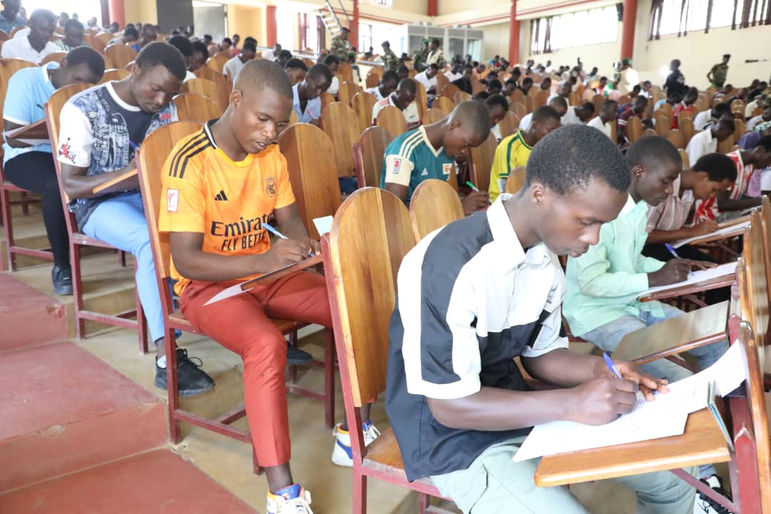 LeRenouveauBdi's tweet image. La @fdnbbi a officiellement lancé, ce samedi 18 octobre 2025, un test de recrutement intellectuel destiné aux candidats souhaitant s&apos;engager dans l&apos;armée. A @Bujaprov2025, les activités se sont déroulées dans les locaux de l&apos;#ISCAM.