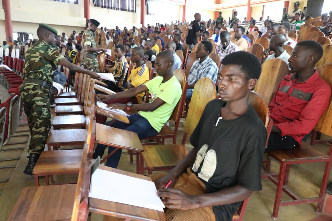 LeRenouveauBdi's tweet image. La @fdnbbi a officiellement lancé, ce samedi 18 octobre 2025, un test de recrutement intellectuel destiné aux candidats souhaitant s&apos;engager dans l&apos;armée. A @Bujaprov2025, les activités se sont déroulées dans les locaux de l&apos;#ISCAM.