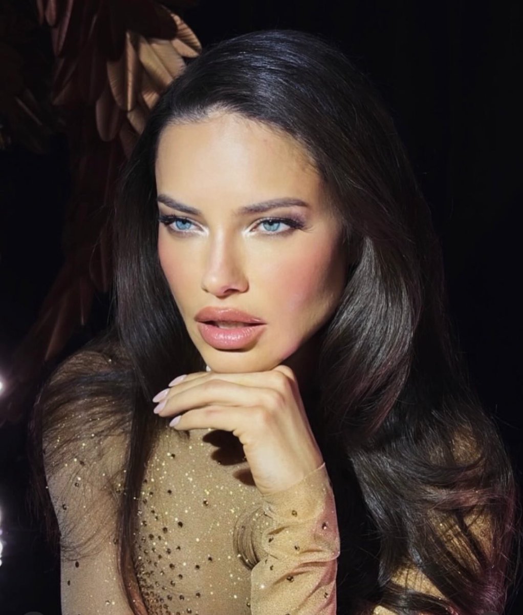 vsactu's tweet image. Adriana Lima please 😍 #VSFashionShow
