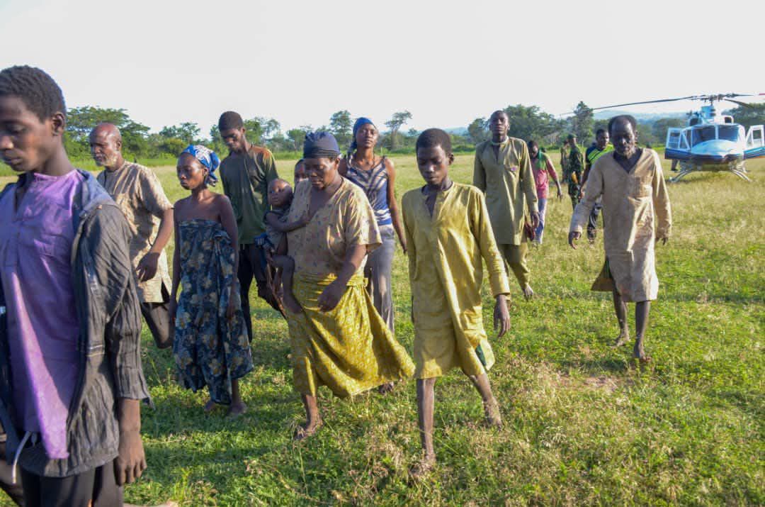21 KIDNAPPED VICTIMS REGAIN FREEDOM, AS NIGERIAN ARMY TROOPS OF 2 DIVISION/SECTOR 3 OPERATION FANSAN YAMA SUSTAIN ONSLAUGHT AGAINST CRIMINAL ELEMENTS

#NigerianArmyInfo
#HqNigerianArmy