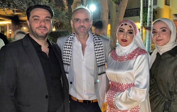 قصة وفاء 

الفلسطيني المحرر أكرم أبو بكر، الذي نال حريته ضمن صفقة التبادل الأخيرة، يجسّد مثالًا فريدًا في الوفاء والإنسانية، بعد أن جدّد عقد زواجه بزوجته التي طلّقها قبل 23 عامًا عقب الحكم عليه بالسجن المؤبد حتى لا يقيّد حياتها بانتظاره.

ورغم قراره المؤلم آنذاك، اختارت زوجته أن