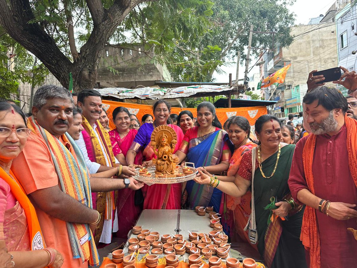 MadhavBJP's tweet photo. మహిళా మోర్చా రాష్ట్ర అధ్యక్షులు శ్రీమతి నిషిదరాజు గారి ఆధ్వర్యంలో “మన దేశ ఉత్పత్తులతో మన ఇంటిలో వెలుగులు నింపుదాం ! స్వదేశీ వస్తువులు ప్రోత్సహిస్తూ చిరువ్యాపారులకు అండగా ఉందాం!” అనే నినాదంతో మహిళలకు మట్టి ప్రమిదలను పంపిణీ చేయడం జరిగింది.

#SwadeshiSankalp

@BJP4India @narendramodi 
@BJP4Andhra
