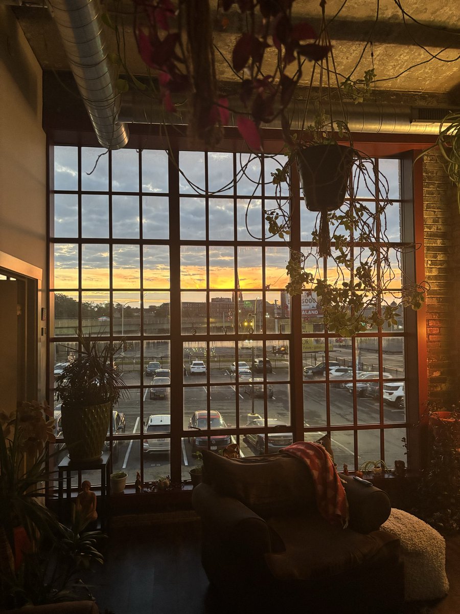 MichaelDSgro's tweet image. I’m so grateful. Sunrise is a time to pray, level with myself and set intentions for the day.💛🤲🏽🌞 #LoveMore #InternalPeace