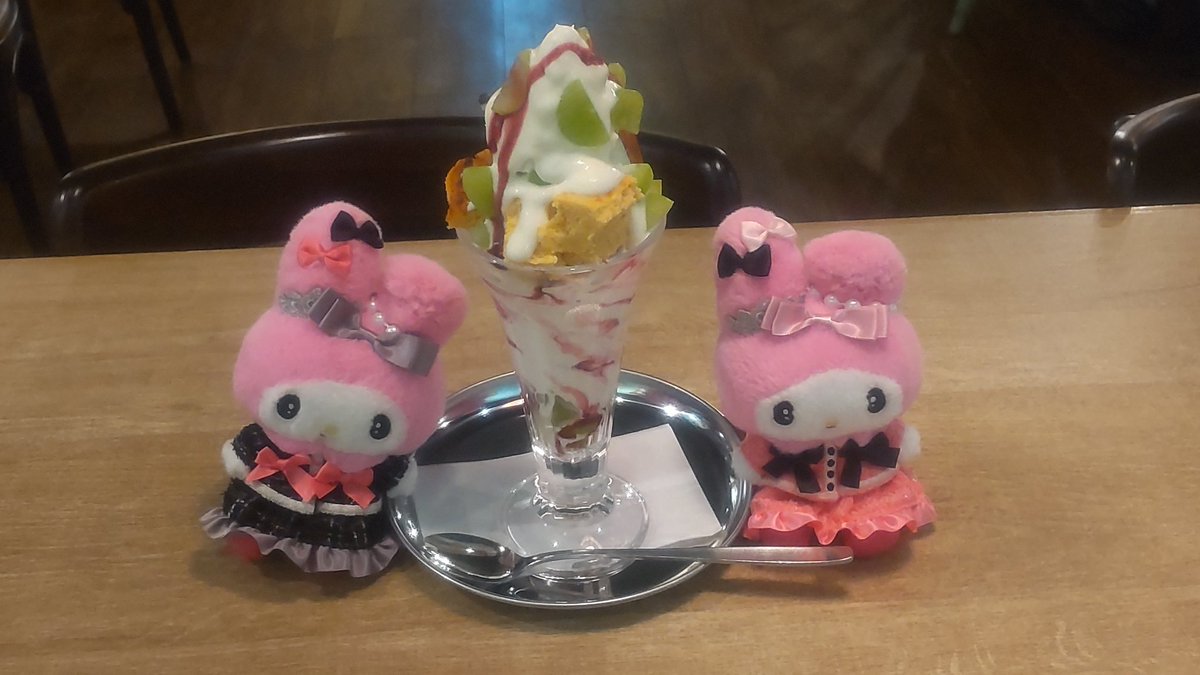 デザート食べにランズ珈琲へ☕
シャインマスカットとチーズケーキ  ヨーグルトのパフェ💚💜🤍🍨
美味しかった🤤
#別府駅
#ランズ珈琲
#ランズカフェ