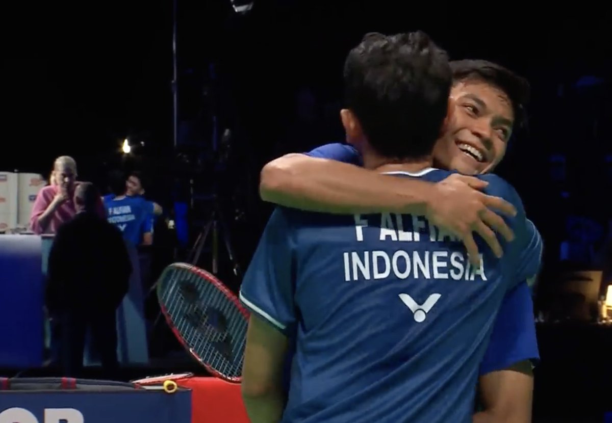 Fajar/Fikri🇮🇩 ke Final Denmark Open 2025! 

Back-to-Back Final Bagi Fajar/Fikri!

Suka sekali dengan pendekatan permainan Fajar/Fikri yang agresif mengambil inisiatif serangan, selalu ingin mendominasi area depan. Dan sebagai duo playmaker, mereka kerap memberikan pukulan2 ke