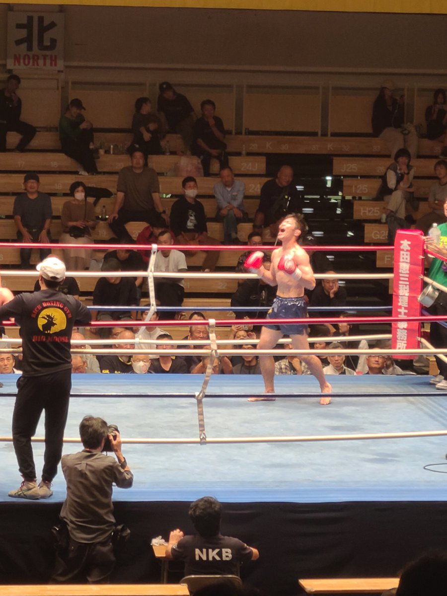 serval87's tweet image. 第11試合　NKBウェルター級次期挑戦者決定戦　3分3R（延長1R）　どん冷え貴哉（TOKYO KICK WORKS／NKBウェルター級3位）　健吾（BIG MOOSE／NKBウェルター級5位）　どん冷え判定勝ち。