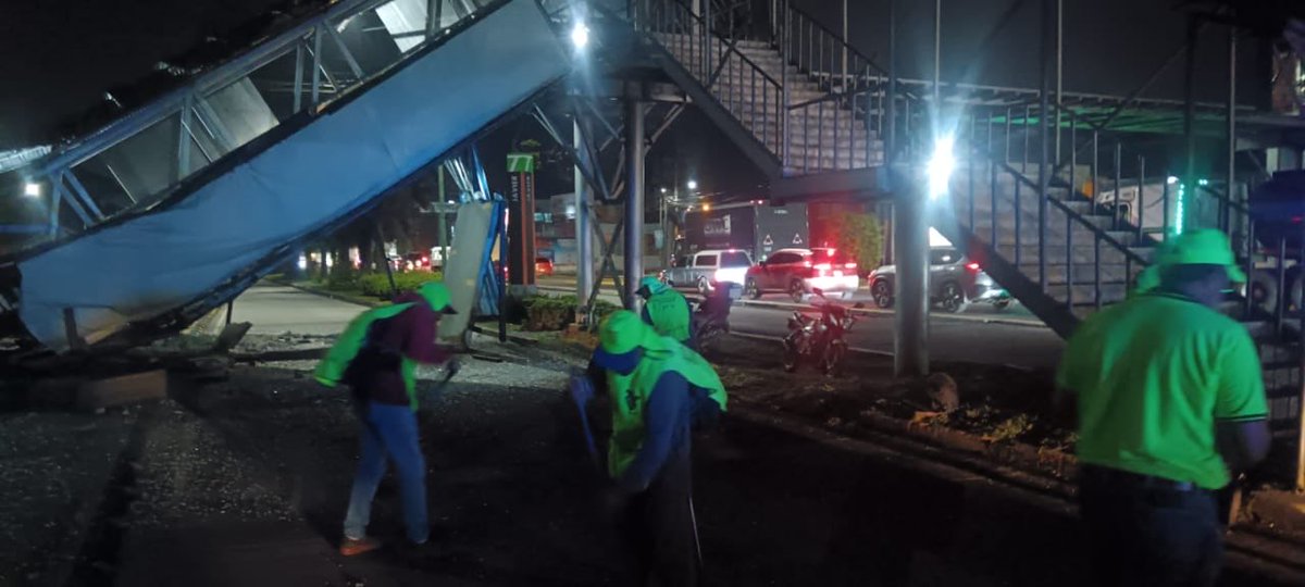 AGUILAR  BATRES 38 CALLE ZONA 12, HACIA EL NORTE CABEZAL SE PASO LLEVANDO  LA PASARELA DEJANDOLA SOBRE LA VIA. POR AHORA ESTÁ BLOQUEADO CARRIL CON DIRECCIÓN NORTE. <a href="/amilcarmontejo/">Amilcar Montejo</a> 
EQUIPO DE <a href="/muniguate/">MuniGuate</a> YA EN EL LUGAR PARA LIBERAR EL PASO.