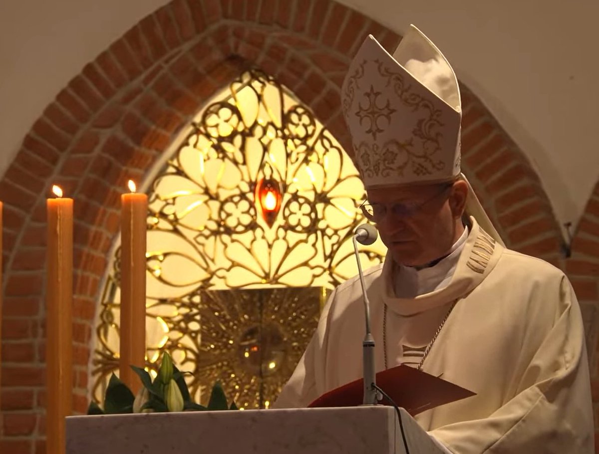 Przewodniczący KEP abp Tadeusz Wojda SAC: Na tej ziemi, Ksiądz Biskup wychował się, ukończył seminarium i w tej katedrze przyjął święcenia diakonatu, prezbiteratu i święcenia biskupie. Otwarcie można powiedzieć, że jest Ksiądz Biskup u siebie w domu.

episkopat.pl/doc/236315.Prz…