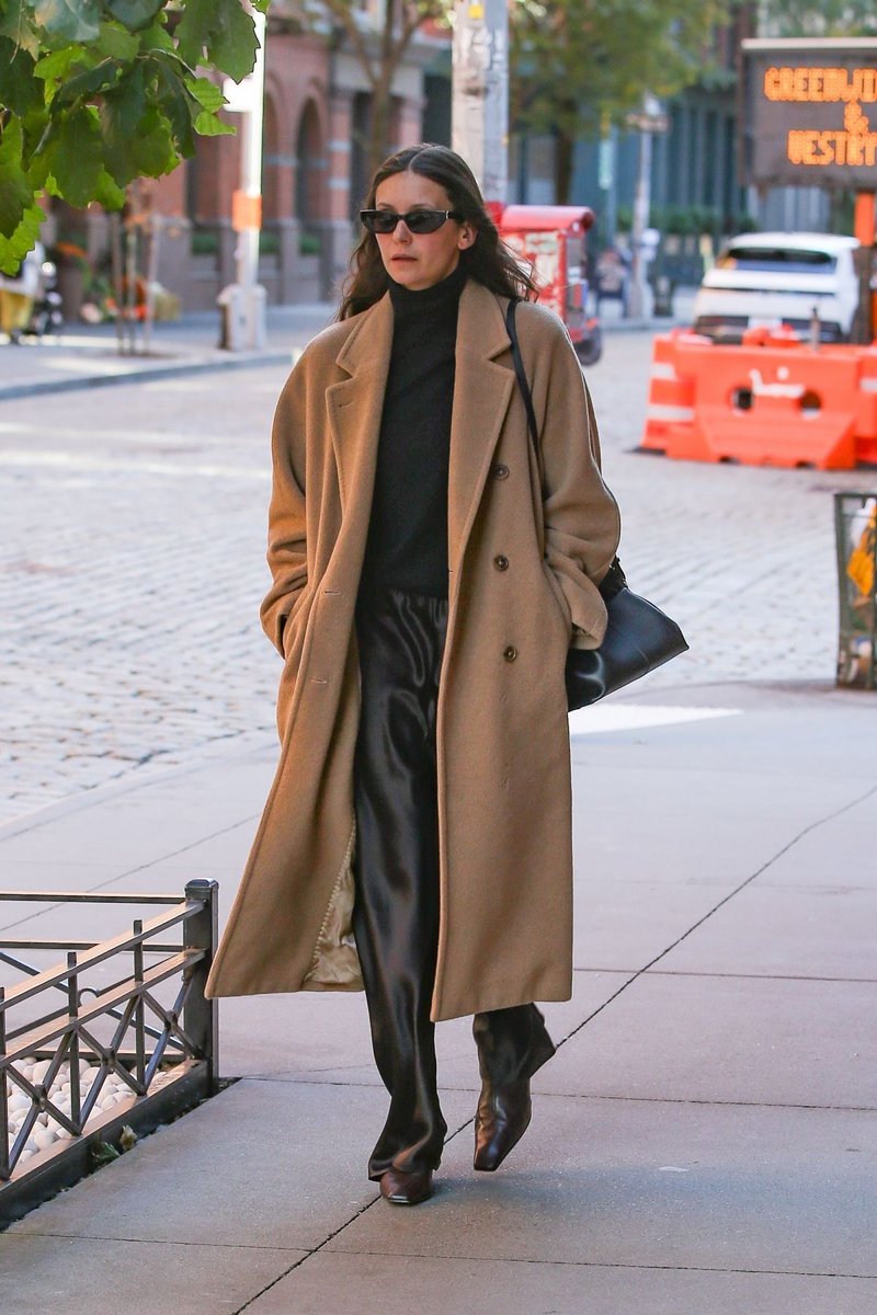 Nina Dobrev ontem (17) passeando na ruas de Nova York.