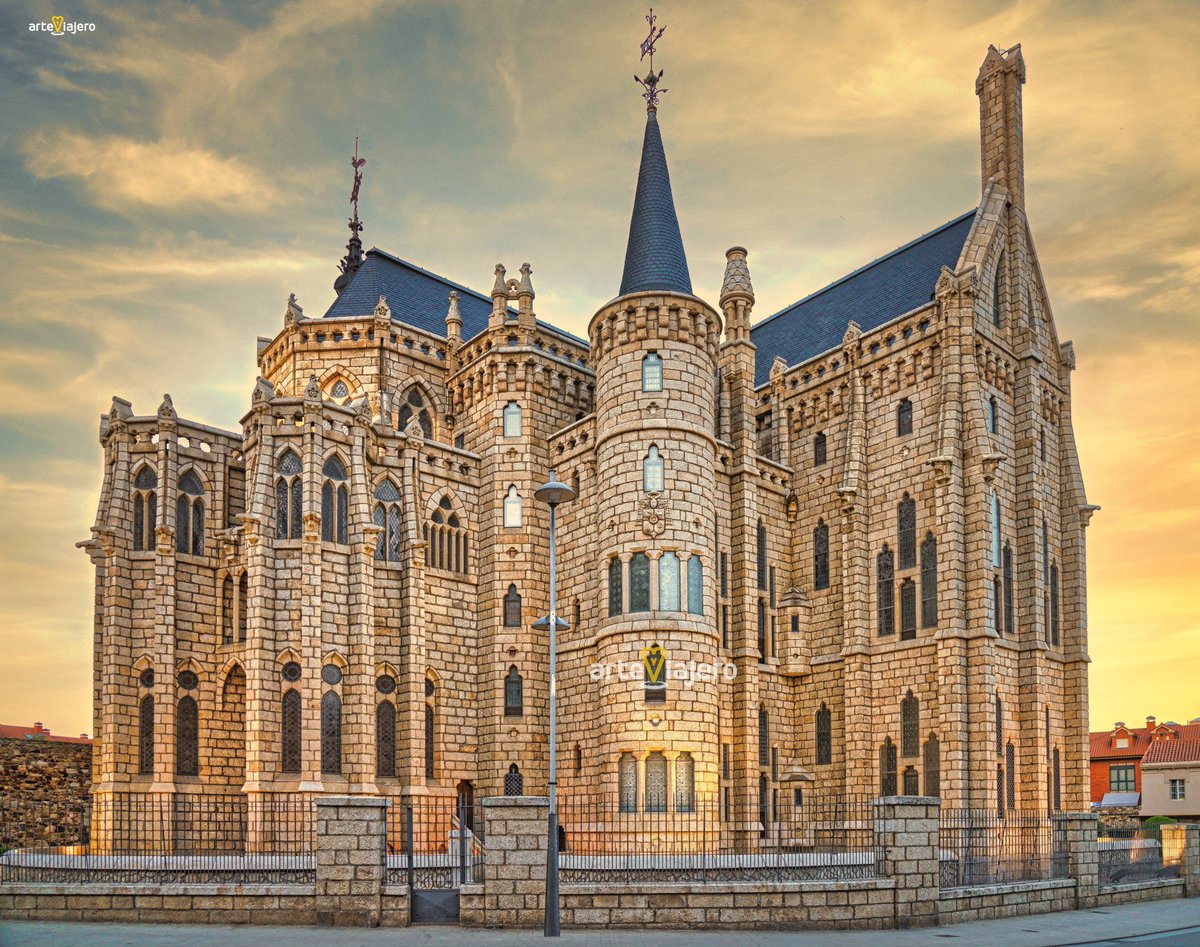 Palacio Episcopal de Astorga (León), proyectado por el célebre Gaudí. Fue levantado entre los años 1889 y 1915 con granito procedente del Bierzo
#FelizSabado #photography