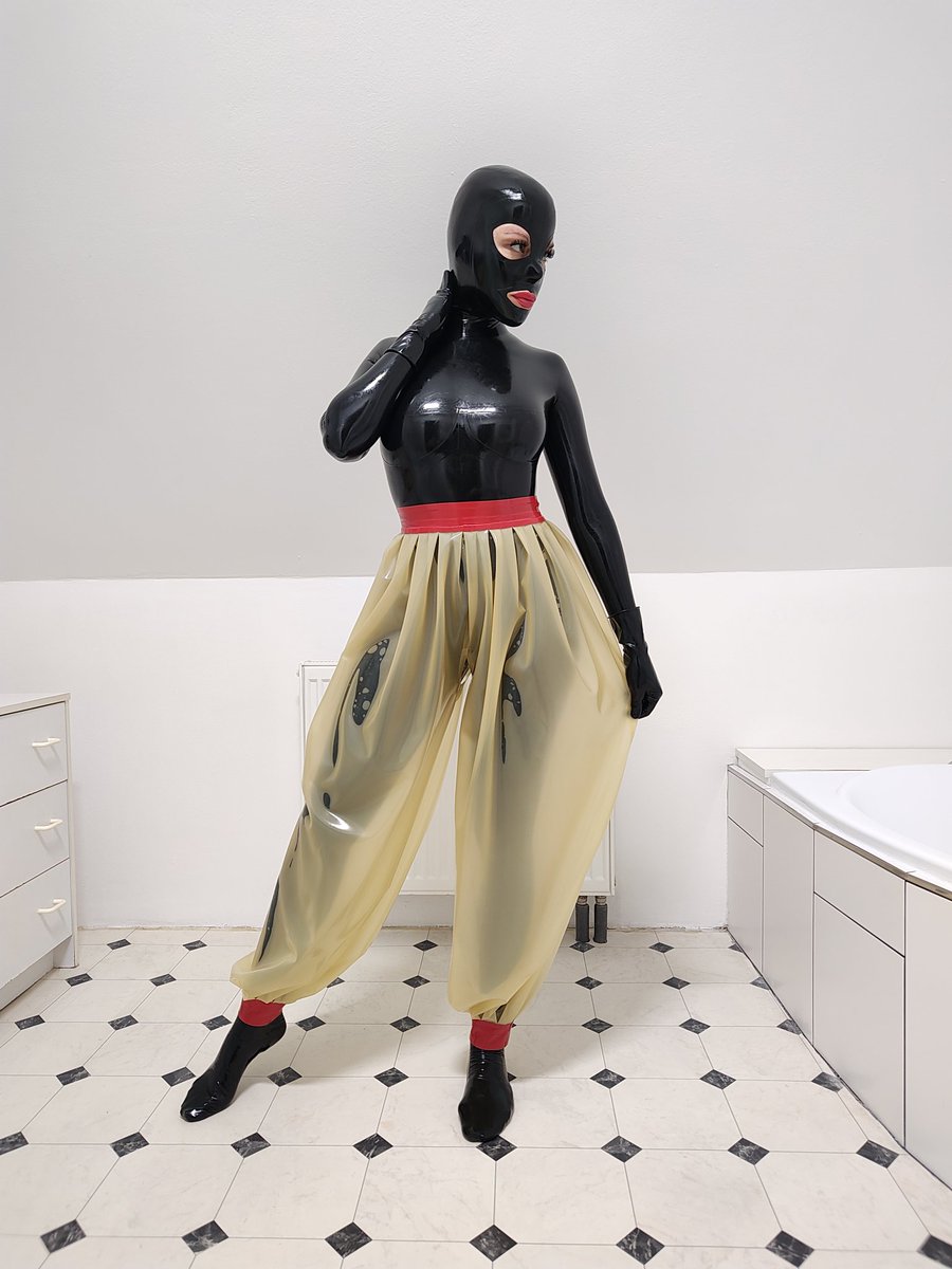 latexvogue's tweet image. New extra loose harem pants SCHEHERAZADE ❤️ Order NOW at our eshop, product code PAN11 👍 Let us know your favorite color combination ♥️
Model @rubberterra_
Foto latexfotograf