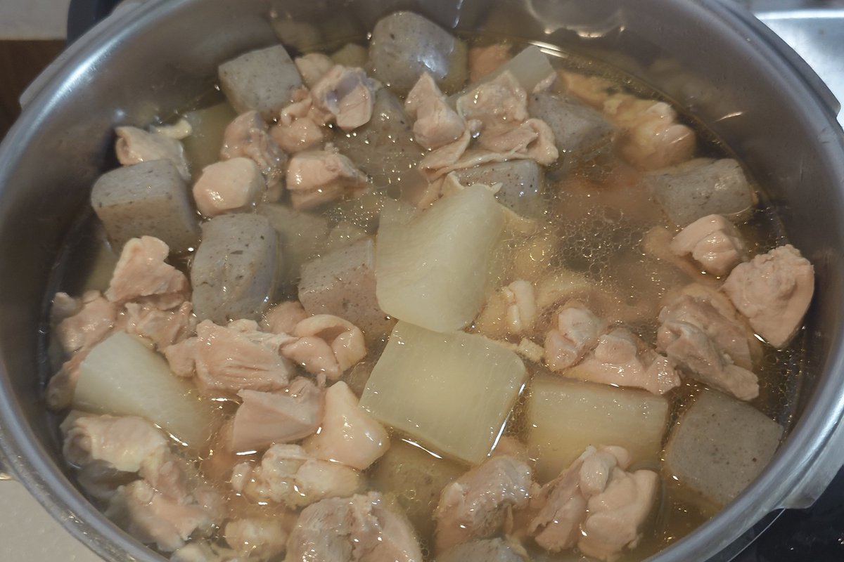 大根とコンニャクと鶏肉の煮物。
大根、コンニャク、鶏肉はそれぞれ下茹でしてます。なので出汁が澄んでる。手間かかりますが雑味が消えるので、より一層おいしくなります。鶏肉は余分な脂が落ちるので、ちったぁヘルシーになるんじゃなかろうかと。
#テキトー料理