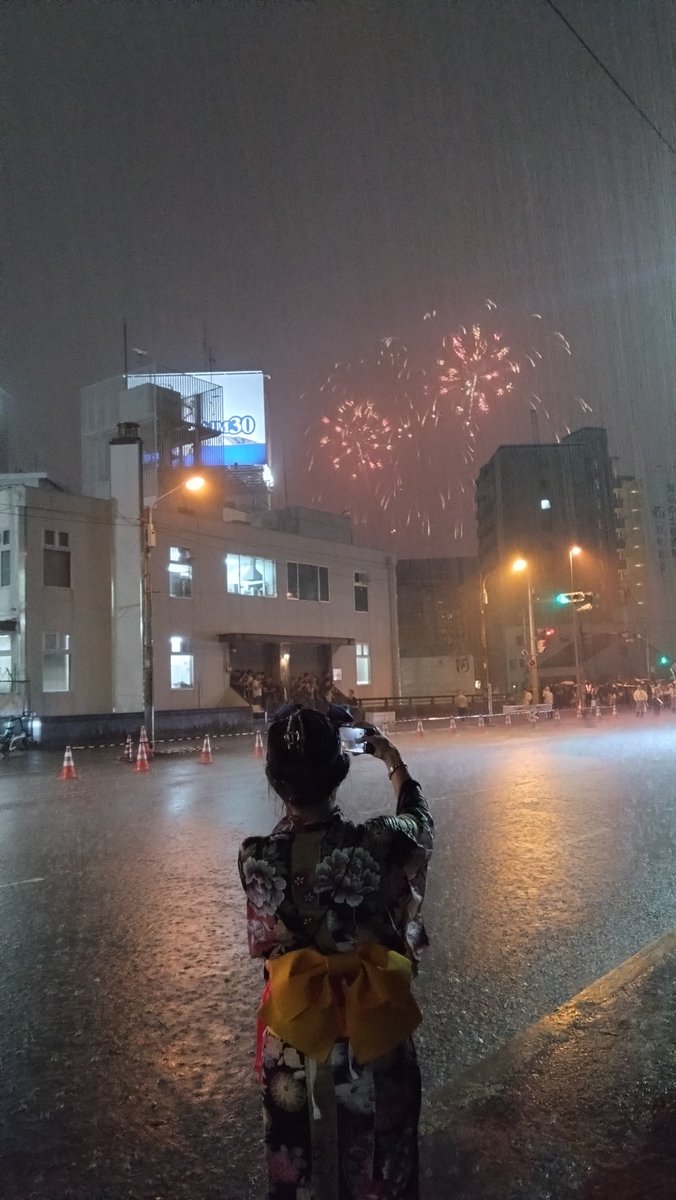 淀川花火大会、豪雨すぎて笑えてくる。地獄。
